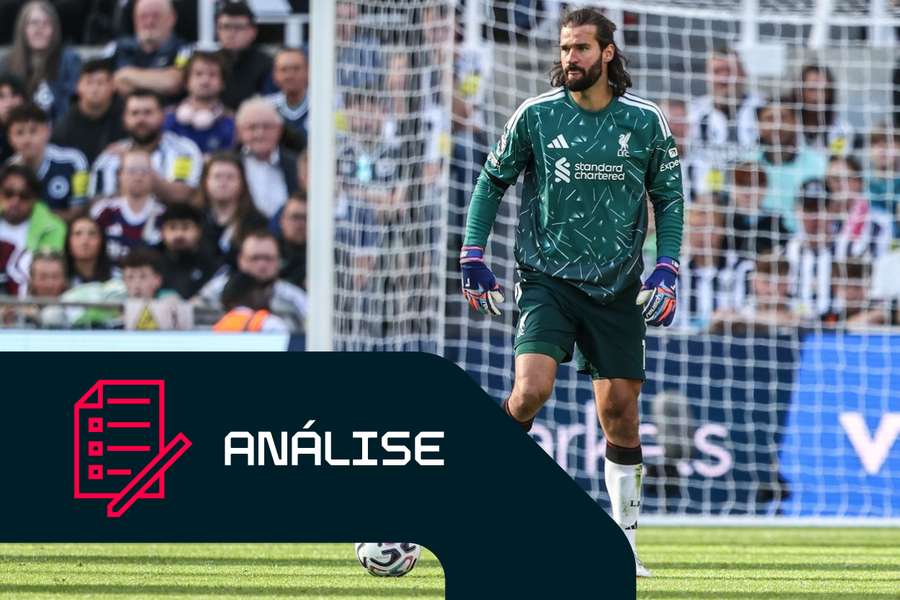 O guarda-redes do Liverpool, Alisson Becker, em ação durante o jogo frente ao Newcastle O guarda-redes do Liverpool, Alisson Becker, em ação durante o jogo frente ao Newcastle