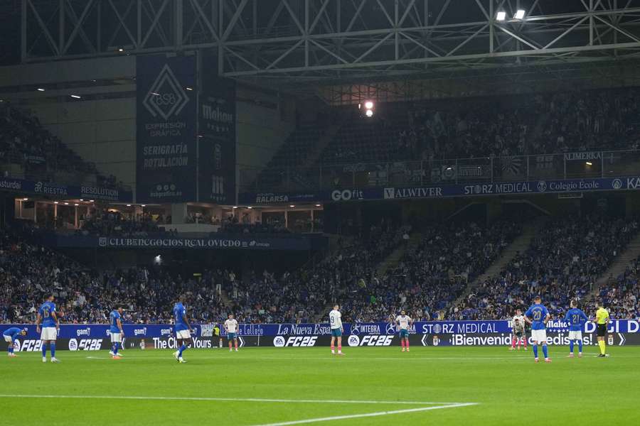Piłkarze Realu Oviedo i Espanyolu przez pierwsze 15 sekund piątkowego meczu pozostali nieruchomo na boisku