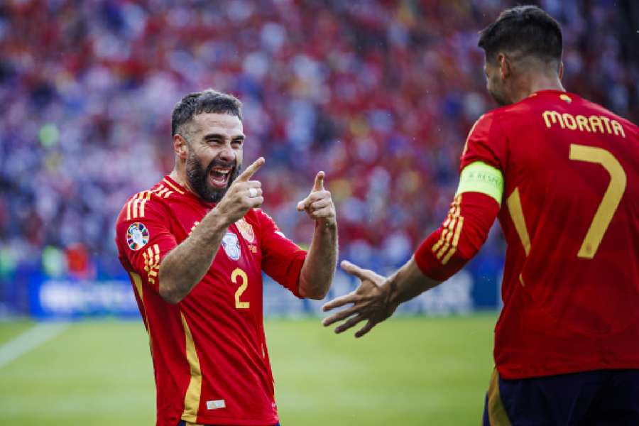 Carvajal y Morata celebran un gol