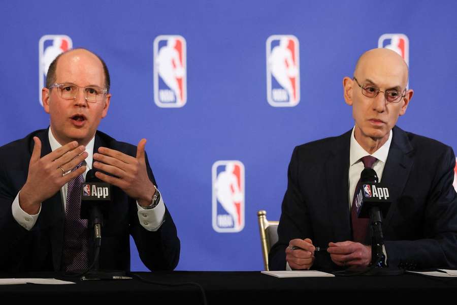 Adam Silver, comissário da NBA, ao lado de Andreas Zagklis, secretário geral da FIBA