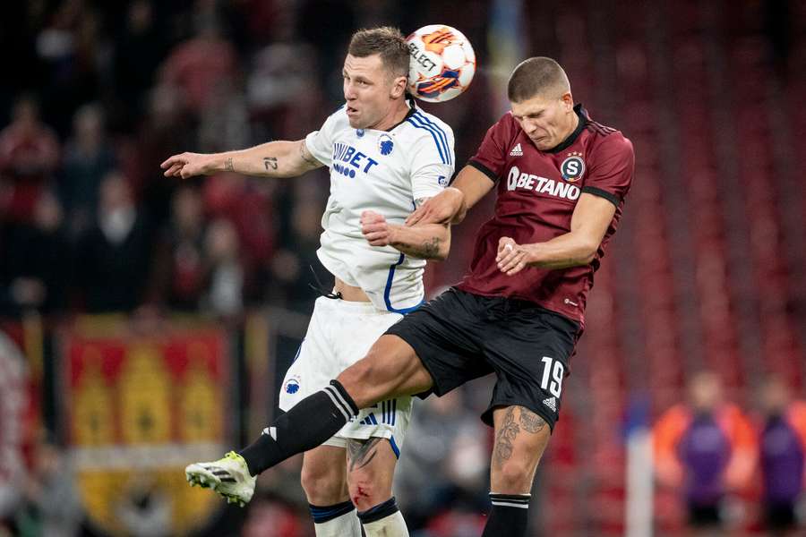 FC Københavns Lukas Lerager og Sparta Prags Jan Mejdr under Champions League kvalifikationkampen i tredje runde