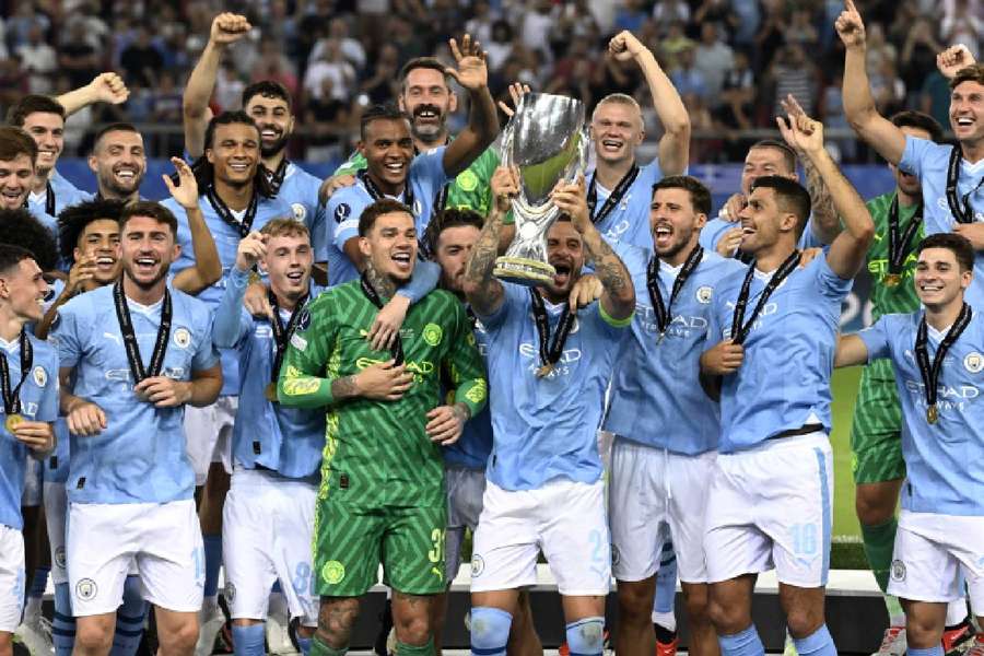 Manchester City ergue mais uma taça neste ano 