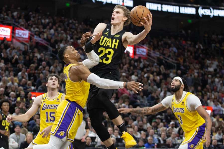 Lauri Markkanen gaat het duel aan met Russell Westbrook richting de basket