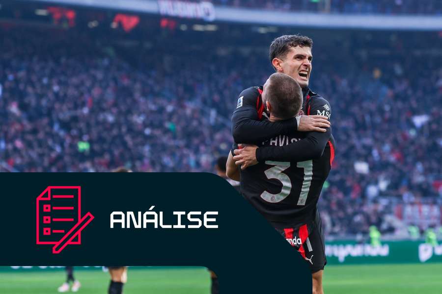 Christian Pulisic, do Milan, celebra com Strahinja Pavlovic
