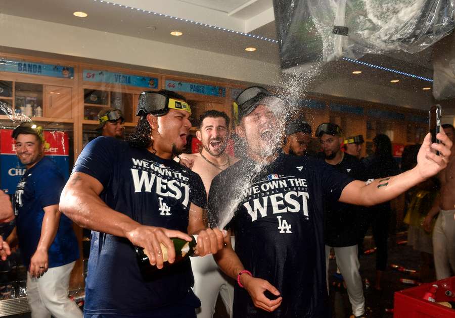 Graterol y Rojas, celebrando haber ganado la Serie Divisional contra los Padres de San Diego