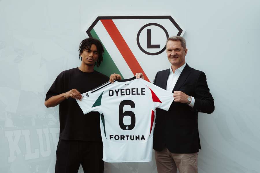 Legia dogadała się z Manchesterem United, Maxi Oyedele zaprezentowany