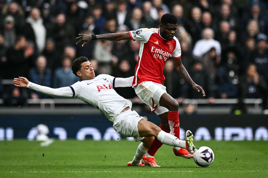 Arsenal tager vigtig sejr i Nord-London derby trods flot Tottenham-comeback