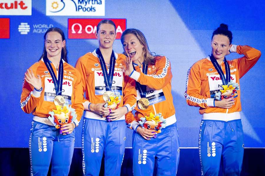 Janna van Kooten, Marrit Steenbergen, Kira Toussaint en Kim Busch tijdens de huldiging