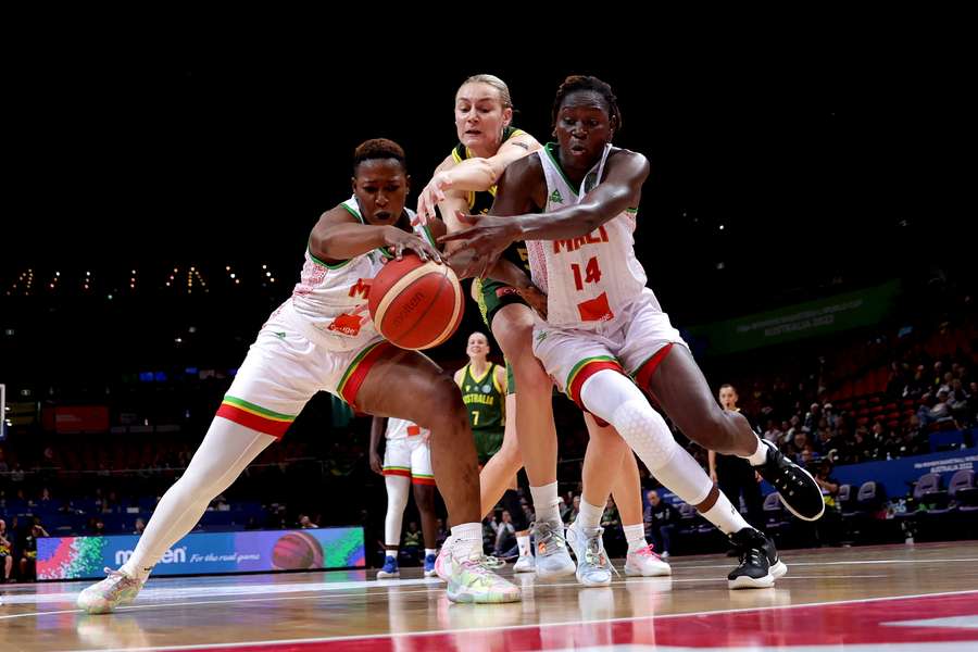 Dos jugadoras de Mali, investigadas por la FIBA tras su lamentable pelea