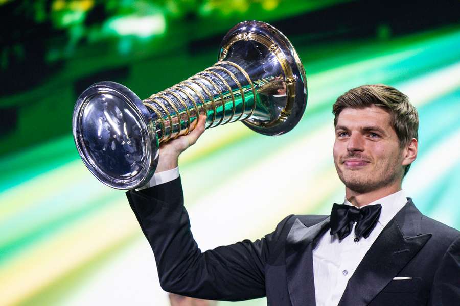Max Verstappen, con su trofeo de campeón del mundo