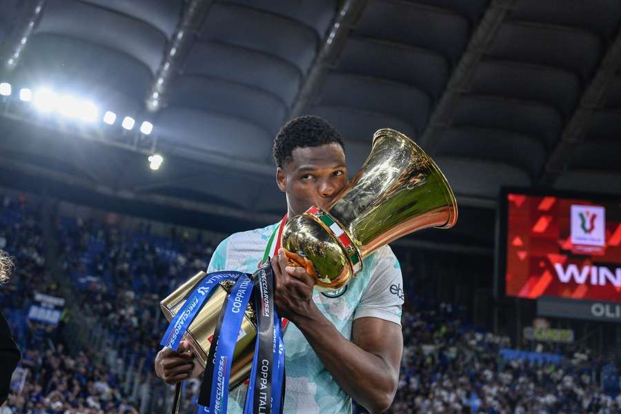 Denzel Dumfries met de Coppa Italia