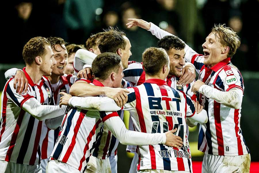 De spelers van Willem II vieren een doelpunt tegen VVV