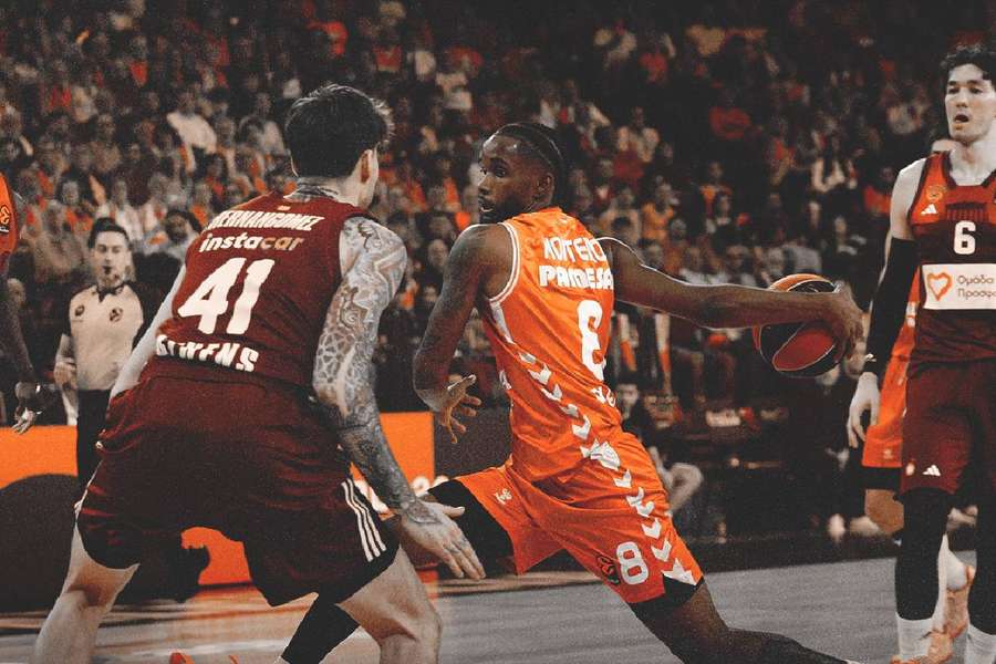 Montero, dirigiendo la posesión Montero, dirigiendo la posesión