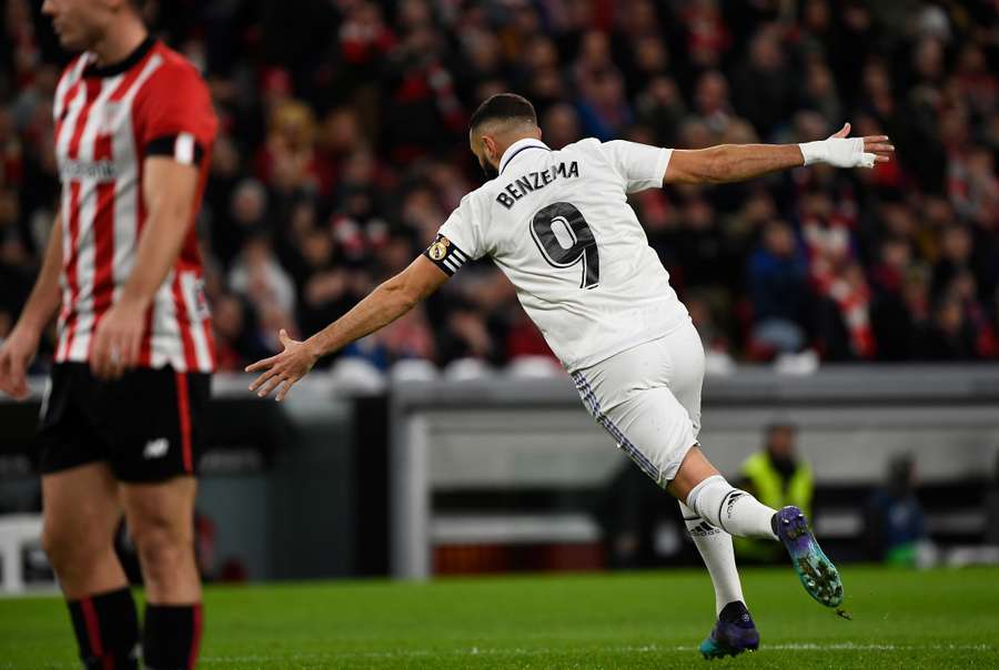 Benzema marcou pelo gol para abrir o placar no estádio San Mamés neste domingo (22)