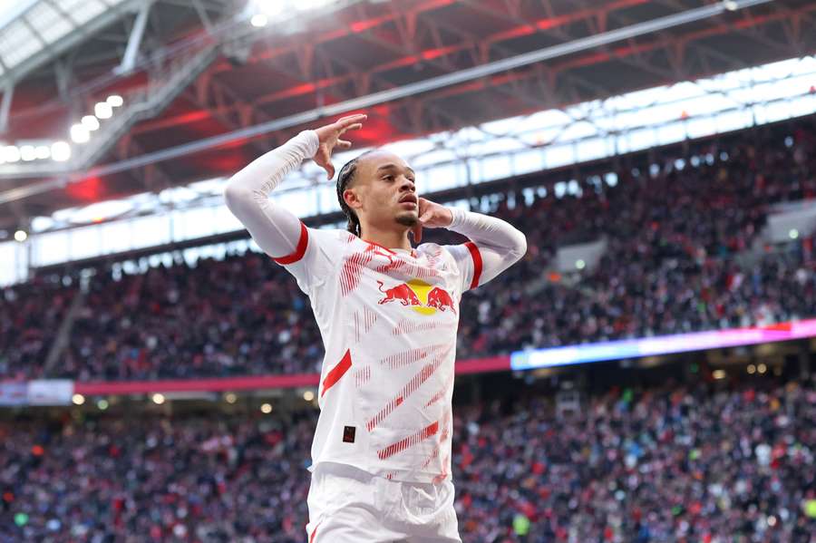 Xavi Simons se po zranění vrátil ve velkém stylu, dal dva góly Lipska při výhře nad Brémami 4:2.