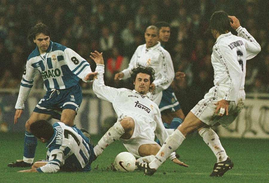 Rafa Alkorta, con el Real Madrid, en un partido ante el Deportivo