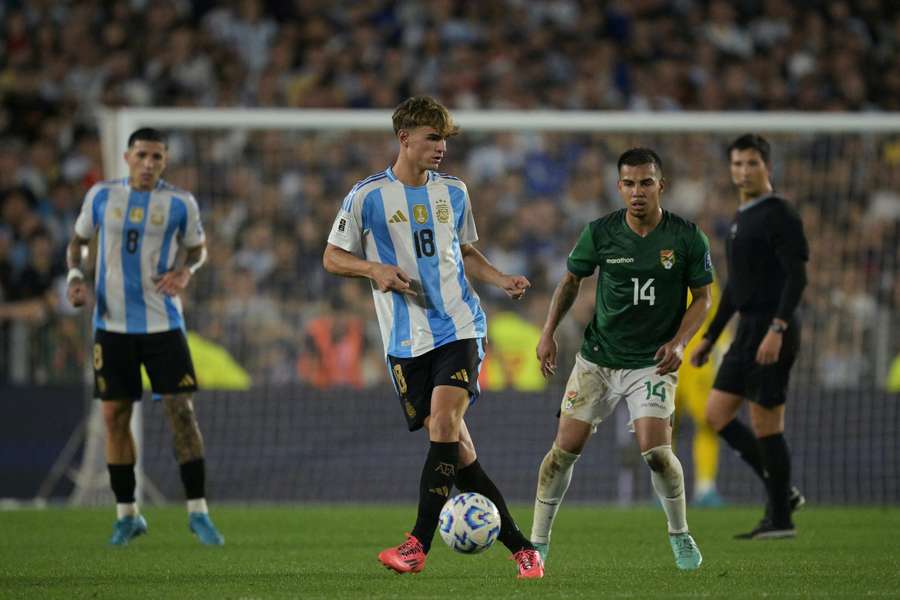 Nico Paz perante Robson Matheus no jogo Argentina-Bolívia