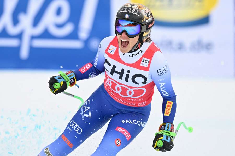 Federica Brignone esulta per la vittoria nella discesa di Garmisch