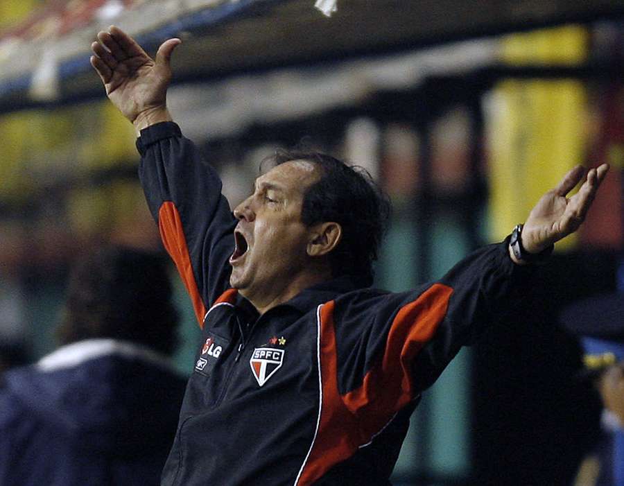 O técnico Muricy Ramalho dirige o São Paulo na Bombonera pela Sula de 2007 O técnico Muricy Ramalho dirige o São Paulo na Bombonera pela Sula de 2007
