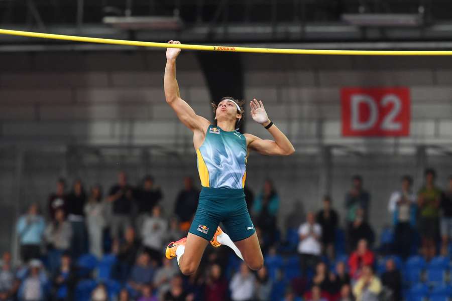 Armand Duplantis při pokusu na Zlaté tretře.