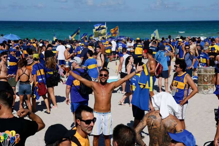 Nadšení fanoušci týmu Boca Juniors na pláži.
