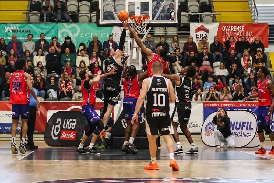 Oliveirense venceu Ovarense por 90-72 Oliveirense venceu Ovarense por 90-72