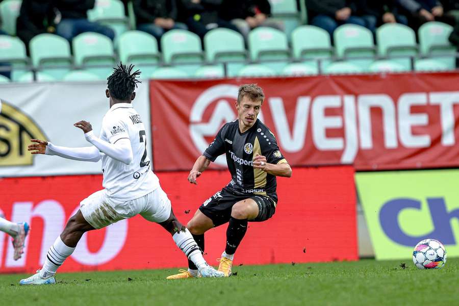 Fotbalisté Hradce v Karviné získali první bod z venku. 