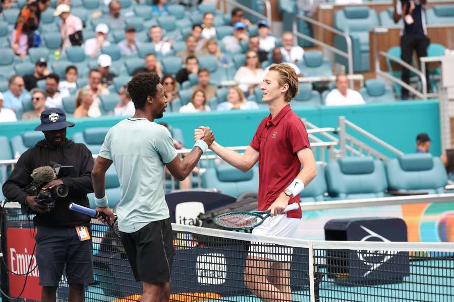 Sebastian Korda (vpravo) přijímá gratulaci od Gaëla Monfilse.