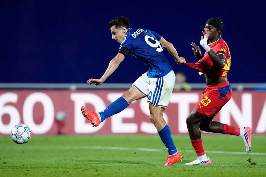 Anastasios Douvikas schießt das 2:0 Anastasios Douvikas schießt das 2:0