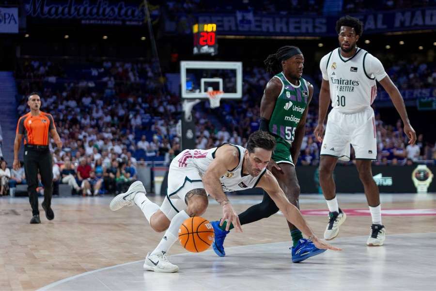 Campazzo, perdiendo el balón Campazzo, perdiendo el balón