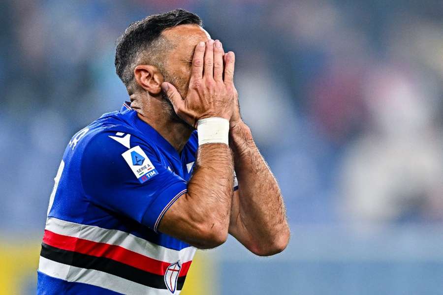 Fabio Quagliarella schoval tvář v dlaních, jeho Sampdoria v nastavení přišla o výhru nad Empoli.