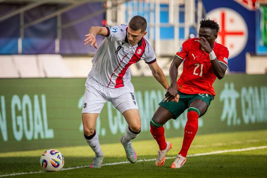Roger Fernandes na pressão a Giorgi Kvernadze