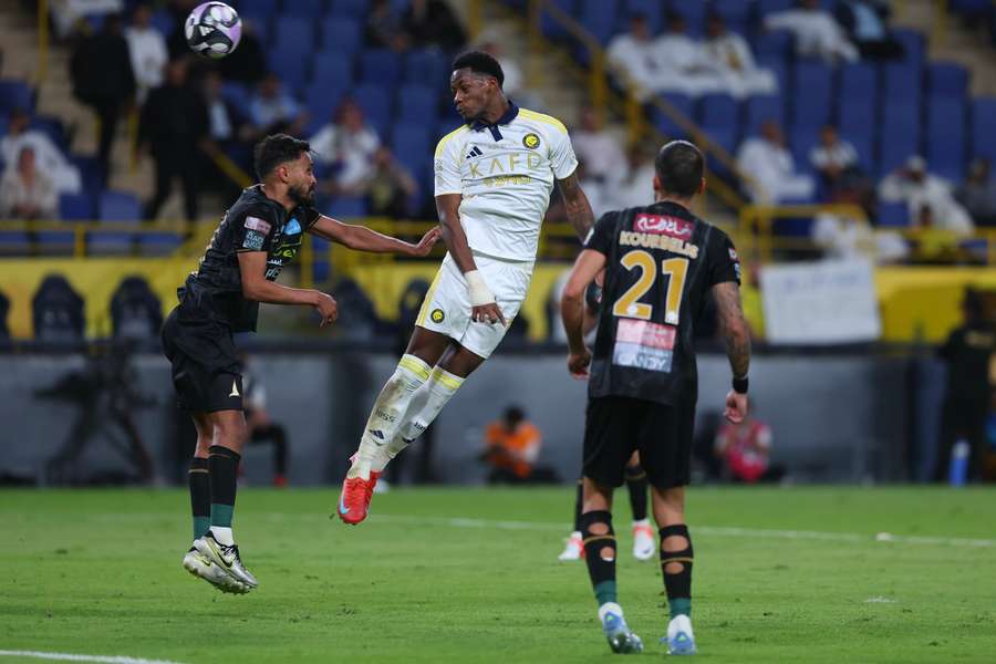 Durán subiu mais alto que a zaga para deixar sua marca no segundo tempo