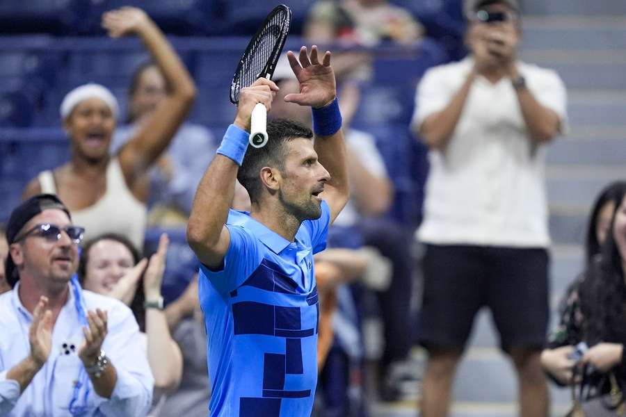 Novak Djokovič začal svoj útok na 25. grandslamový triumf.