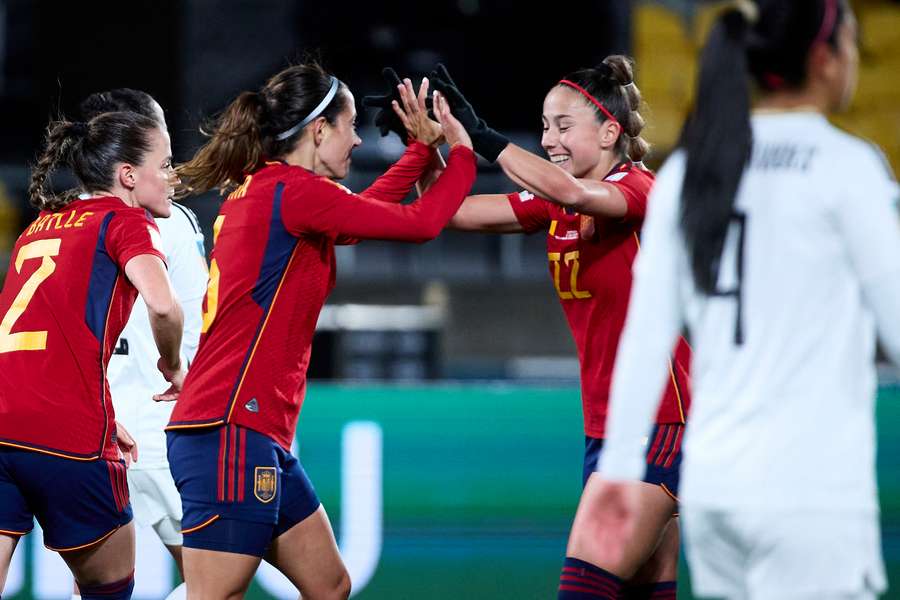 Aitana y Athenea celebran un gol contra Costa Rica.