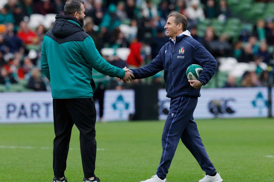 Gonzalo Quesada cumprimenta o selecionador da Irlanda