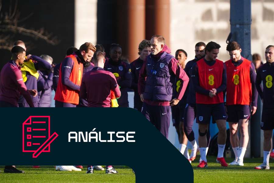 Thomas Tuchel, treinador de Inglaterra, fala aos jogadores durante um treino