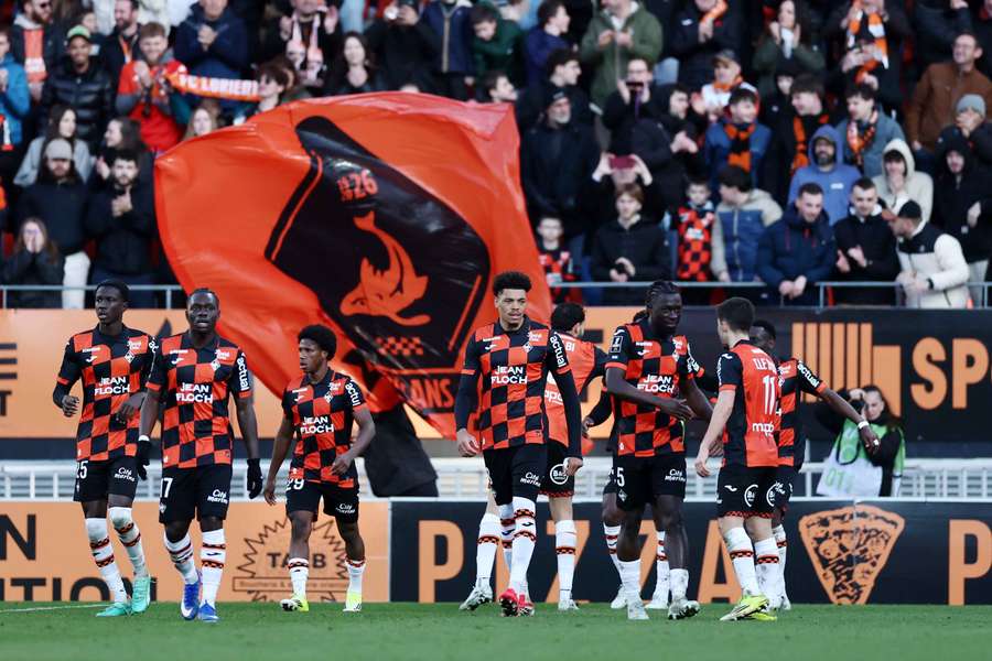 Lens tombe à Lorient et laisse le PSG prendre le large