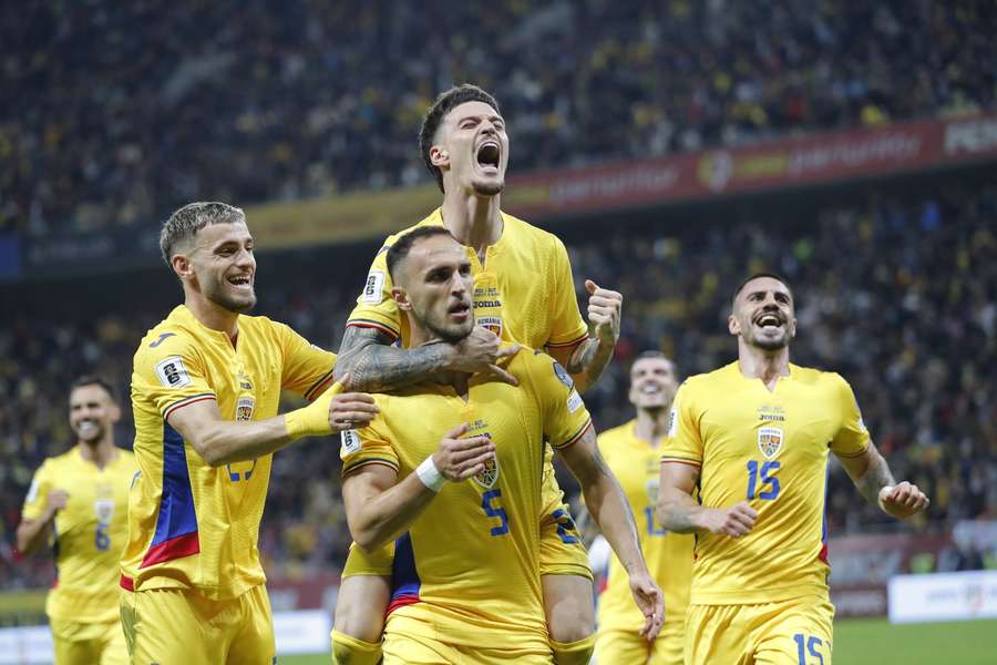Virgil Ghiță și Dennis Man sărbătoresc golul victoriei