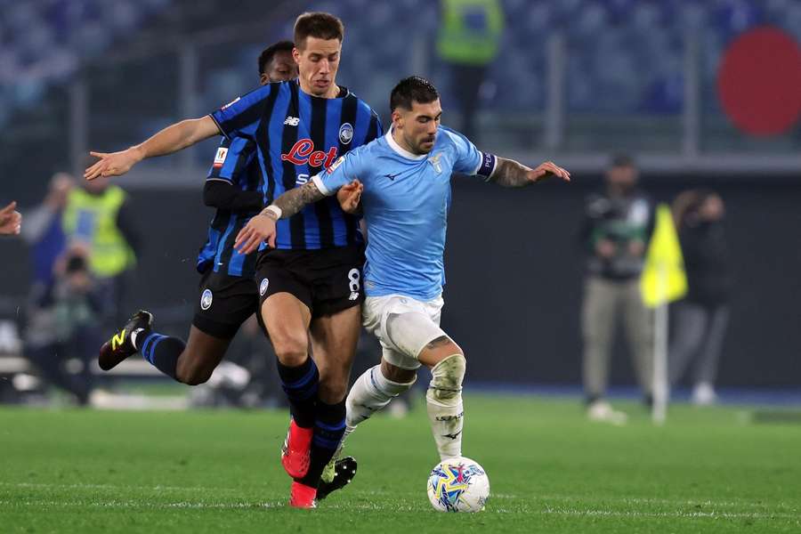 Pašalič, autor jedného z dvoch gólov Atalanty, v súboji proti Laziu.