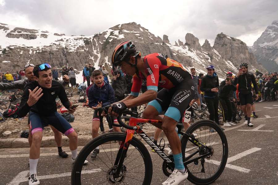 Giro d'Italia, trionfo fulminante di Buitrago nel tappone delle Tre Cime