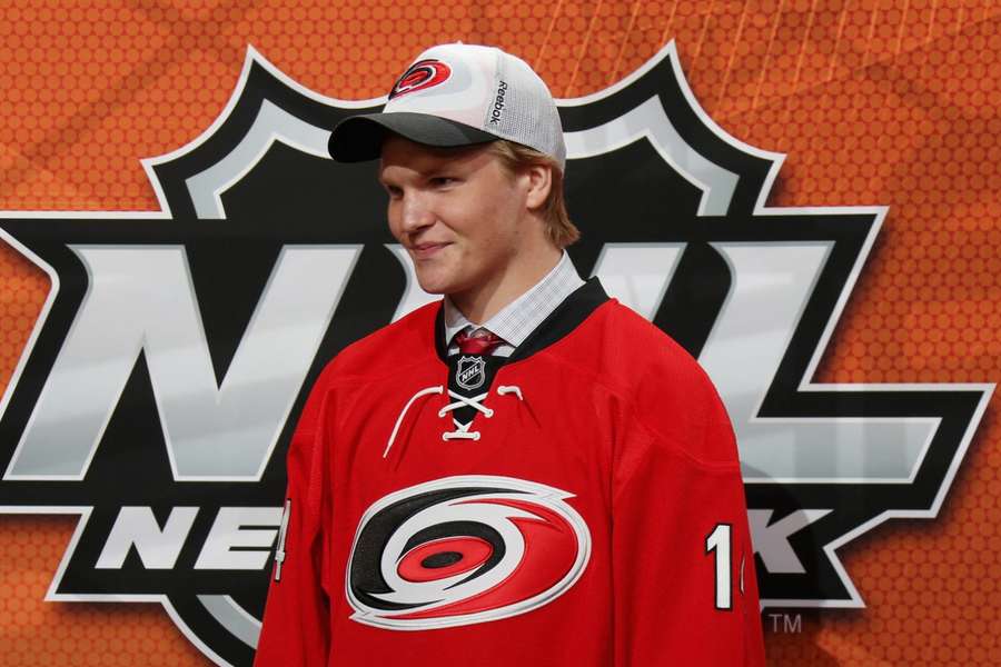 Wesleyho v roce 2014 draftovala Carolina, do NHL se ale neprosadil. Wesleyho v roce 2014 draftovala Carolina, do NHL se ale neprosadil.