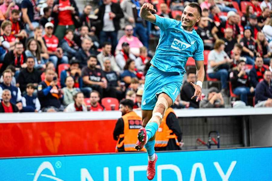 Tim Lemperle slaví branku, kterou v Leverkusenu dokonal obrat Hoffenheimu na 2:1.