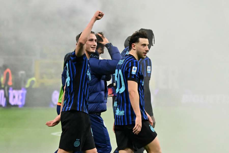 Francesco Pio Esposito e Carlos Augusto durante il match contro la Juventus