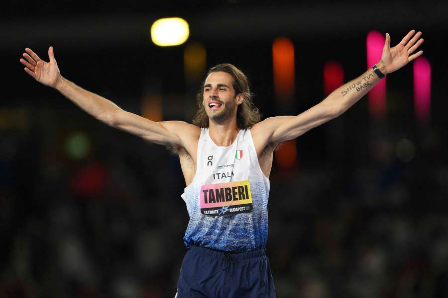 Gianmarco Tamberi celebra em Budapeste Gianmarco Tamberi celebra em Budapeste