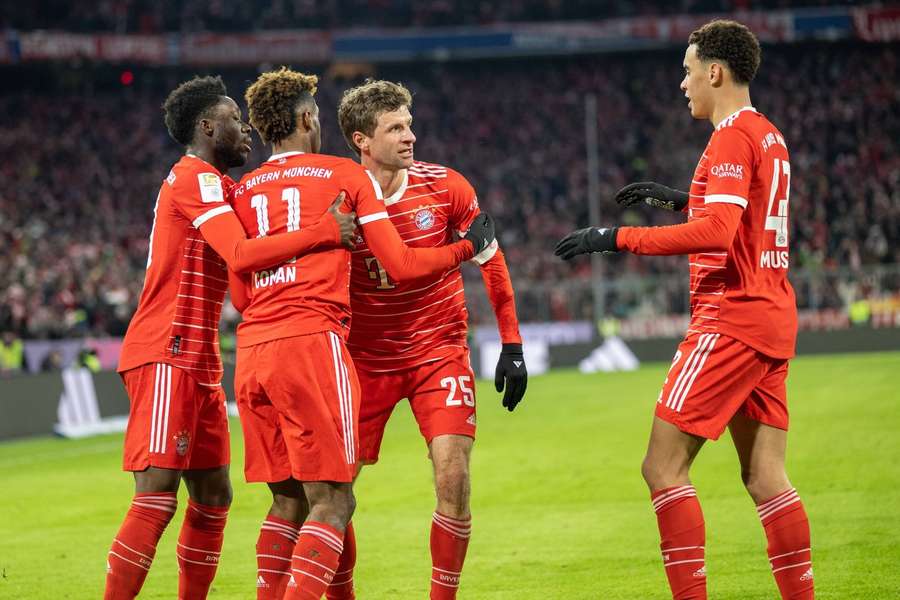 Bayern bejubeln das 2:0 durch Coman (40.)