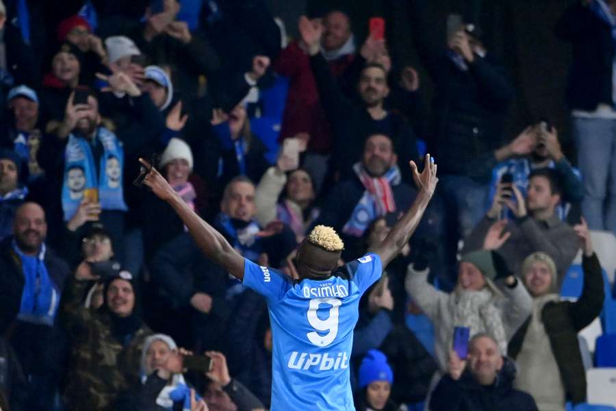 Osimhen tomou posição no conflito com o clube e falou aos adeptos
