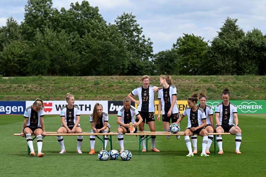 Die DFB-Frauen beim Trainings-Shoot in Herzogenaurach.