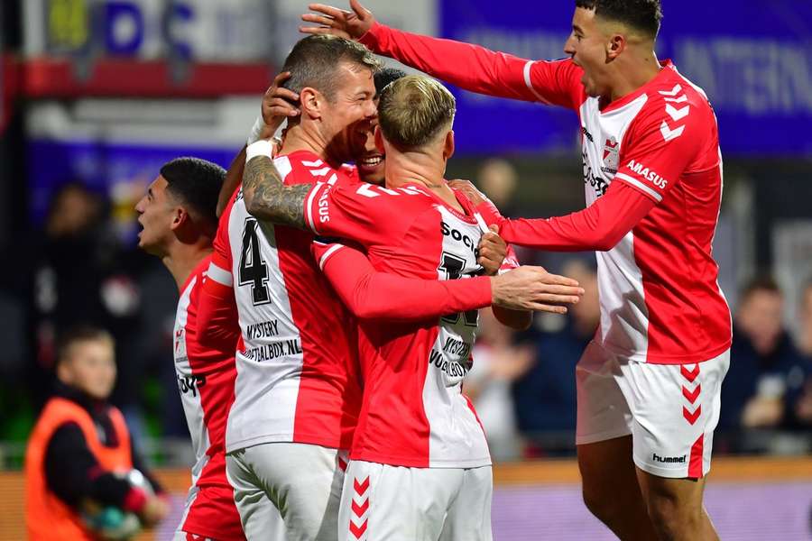 De rampweek voor Ajax kreeg een passend slot met een gelijkspel bij FC Emmen: 3-3