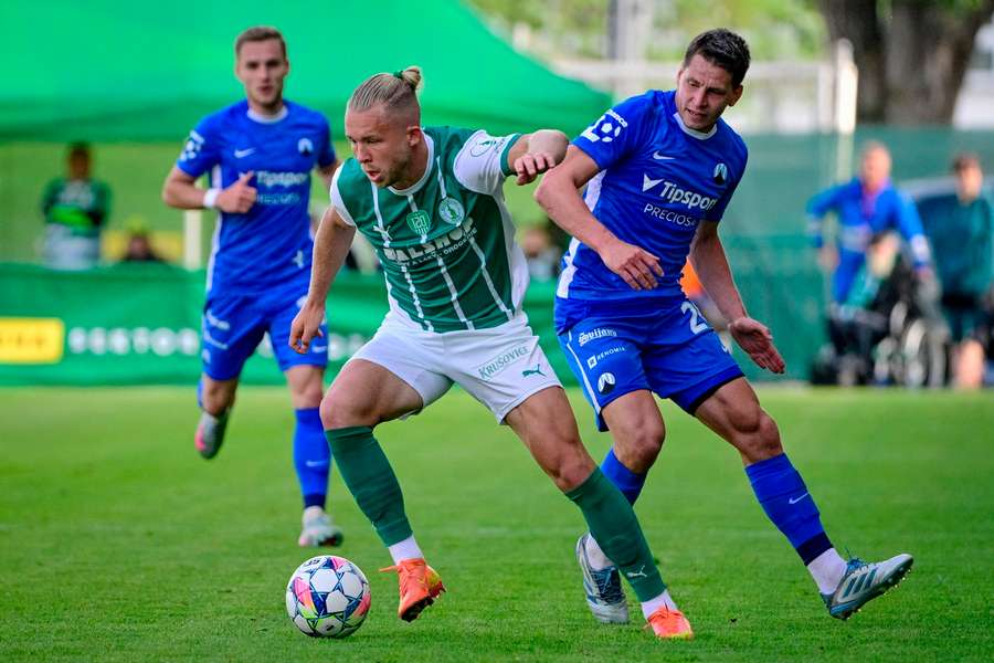 Václav Drchal v souboji s Lukášem Masopustem.